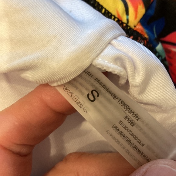 NWT One shoulder, one piece Hawaiian print Size S ruffled top swimsuit - Picture 4 of 6